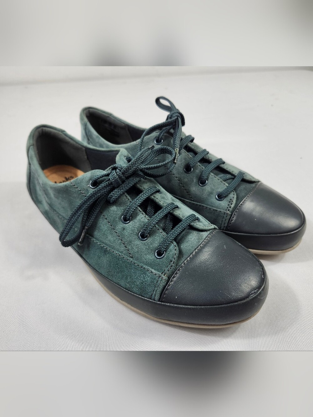 Clarks Women's 7.5 M Teal Suede Lace-Up Fashion Sneakers